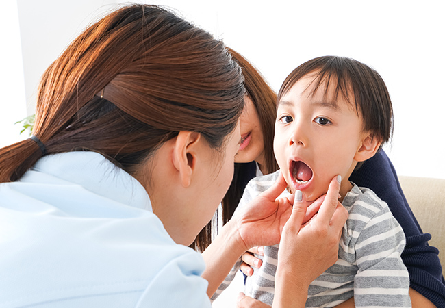 歯科検査を受ける男の子